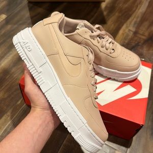 NIKE AIR FORCE 1 PIXEL BEIGER PARTICLE WOMENS